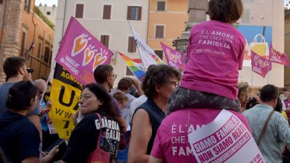 Están borrando de las actas de nacimientos los apellidos de mamás de familias homoparentales en Italia