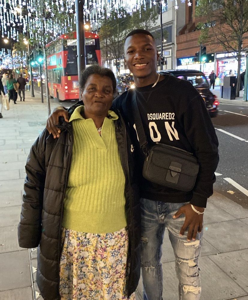 Moisés Caicedo en Londres junto a su madre en el 2021