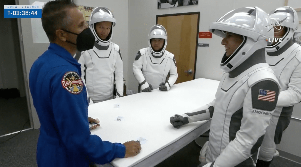 ¿Por qué los astronautas juegan cartas antes de despegar? 