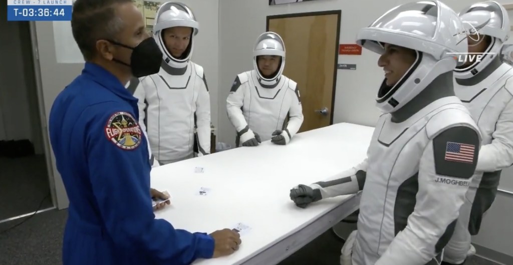 ¿Por qué los astronautas juegan cartas antes de despegar?