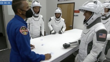 ¿Por qué los astronautas juegan cartas antes de despegar?