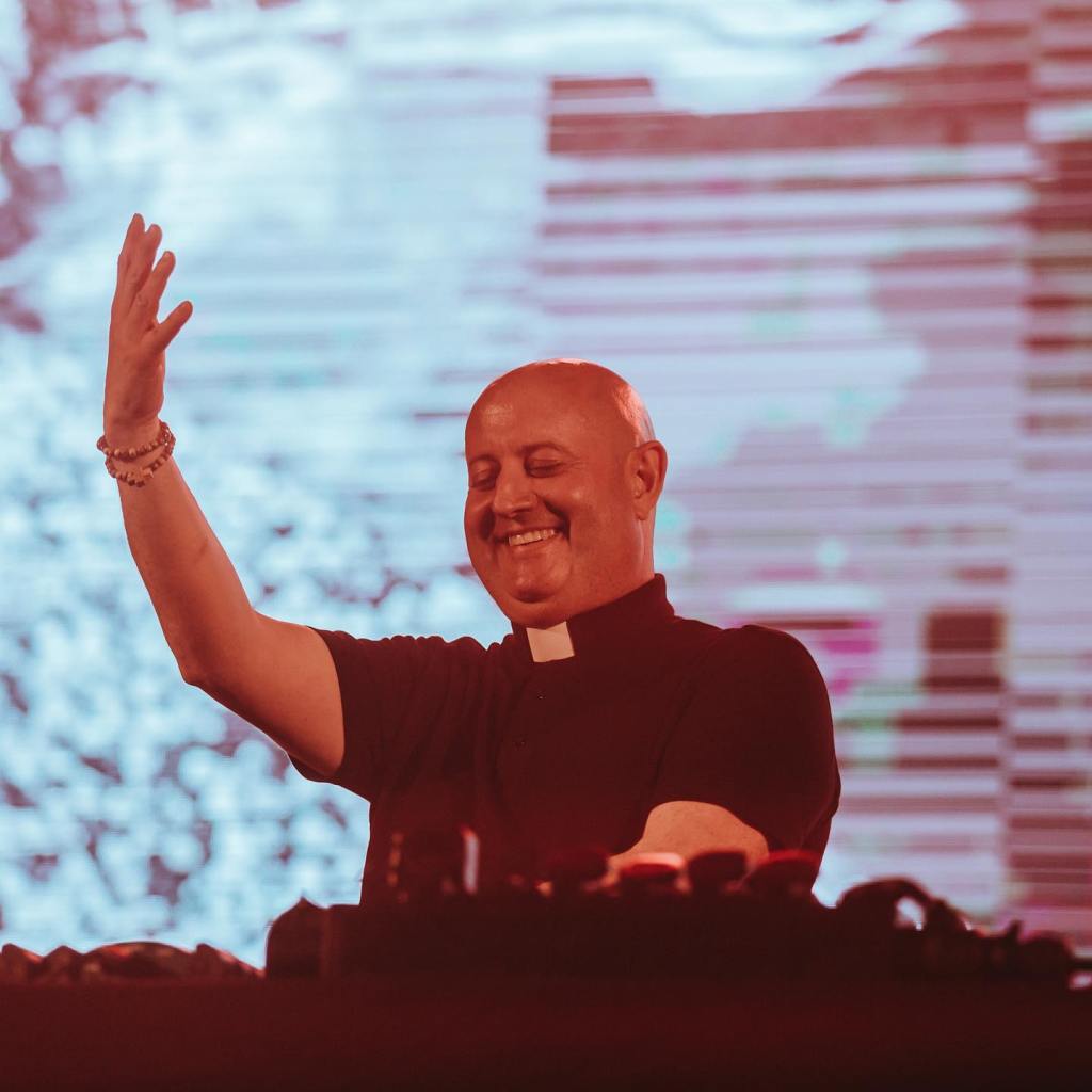 La historia del Padre Guilherme, el sacerdote que también le hace de DJ
