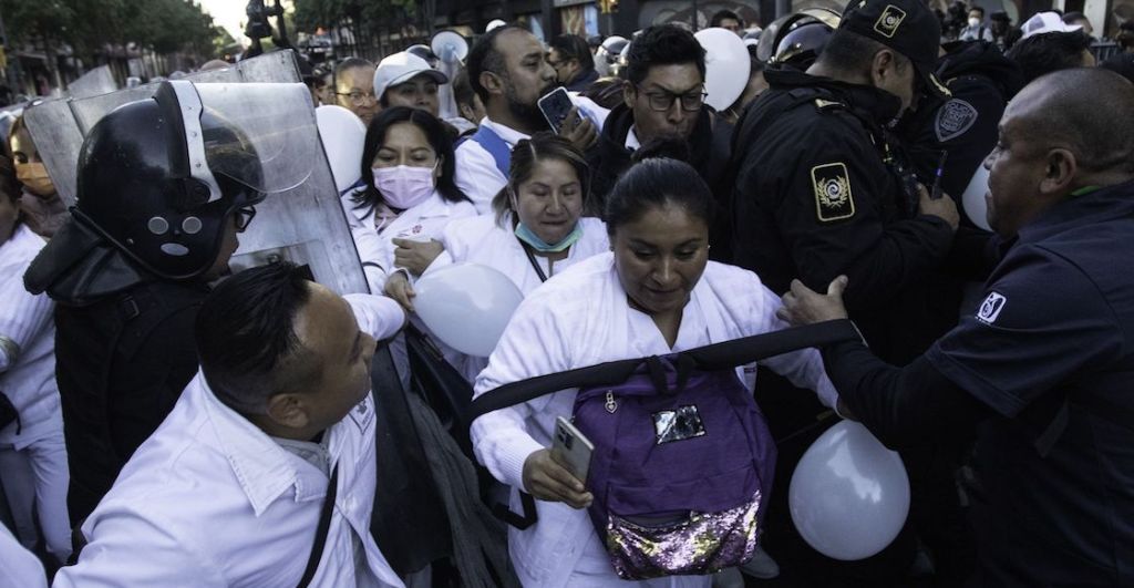 Protesta, bloqueos y encontronazo entre médicos y policías en el Centro Histórico de CDMX