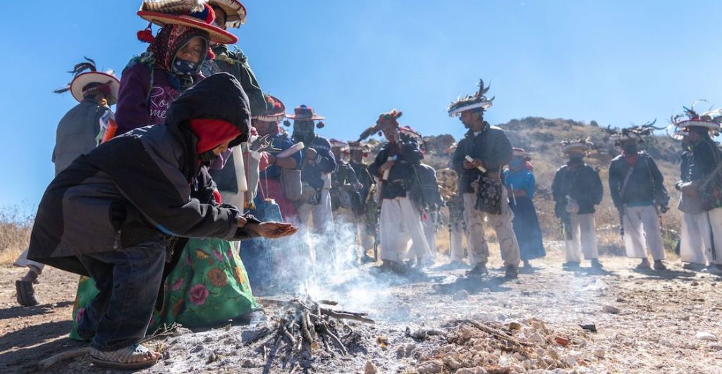 Representantes de la comunidad Wixárika se congregaron en el sitio sagrado "Makuipa", mejor conocido como el Cerro del Padre en la capital Zacatecana. La llegada de los peregrinos se dio el día de ayer 1 de febrero a las 3 de la tarde, para pasar la noche en este sitio sagrado.