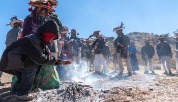 Representantes de la comunidad Wixárika se congregaron en el sitio sagrado "Makuipa", mejor conocido como el Cerro del Padre en la capital Zacatecana. La llegada de los peregrinos se dio el día de ayer 1 de febrero a las 3 de la tarde, para pasar la noche en este sitio sagrado.