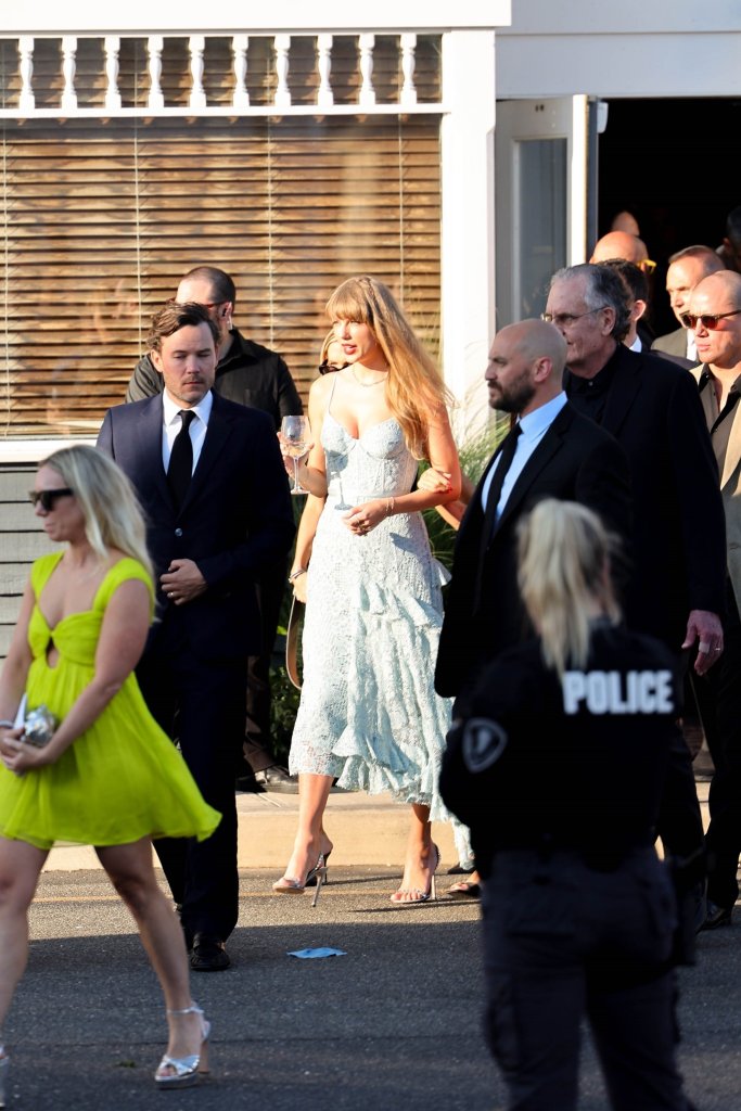 Popularidad nivel: Taylor Swift asiste a una boda y la gente provoca un caos 