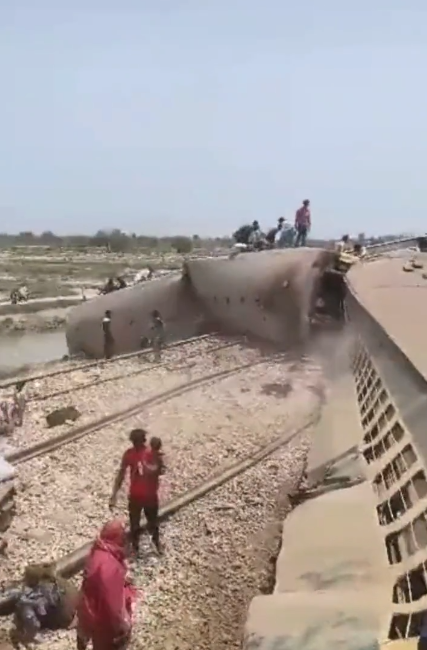 Tren descarrila en Pakistán y deja más de 30 muertos y al menos 67 heridos