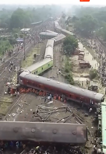 Tren descarrila en Pakistán y deja más de 30 muertos y al menos 67 heridos