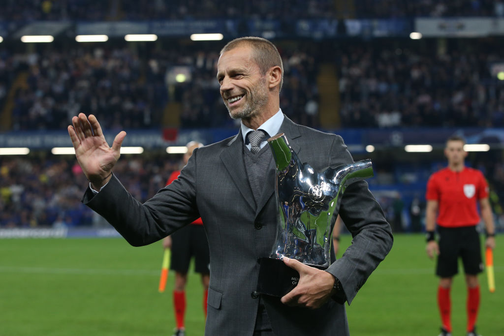 Ceferin, presidente de UEFA con el trofeo de la organización al mejor jugador de la temporada