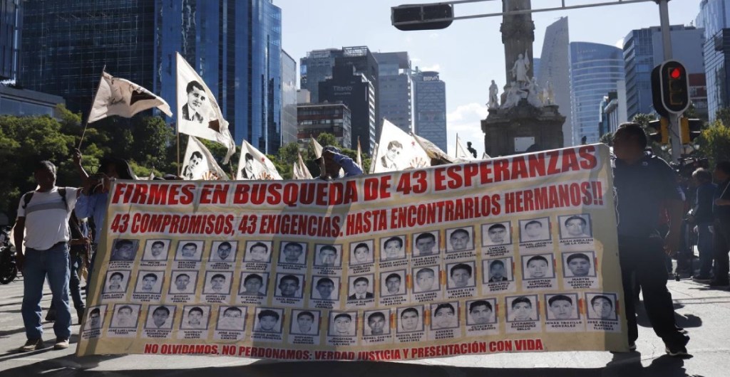 Familias de los 43 de Ayotzinapa exigen documentos sin revelar.
