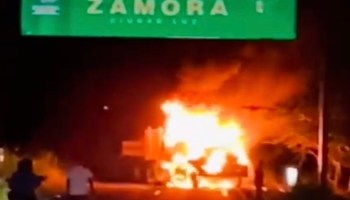Bloqueos e incendio de camiones en Michoacán