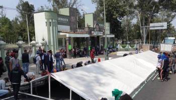 Padres de los normalistas de Ayotzinapa instalan plantón frente al Campo Militar 1