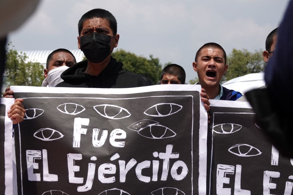 Qué le pasó a los 43 y por qué: Mensajes de texto revelan nuevas pistas sobre Ayotzinapa