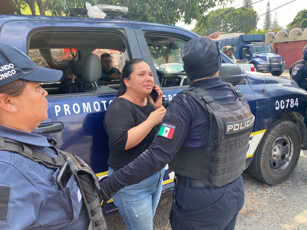 Porque México: Policías de Morelos golpean a reportera de Aristegui Noticias 