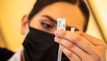 ¿Farmacéuticas podrán vender vacuna COVID en México?