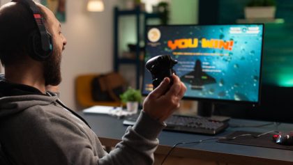 hombre jugando videojuegos