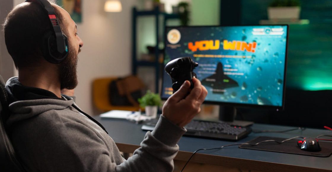 hombre jugando videojuegos