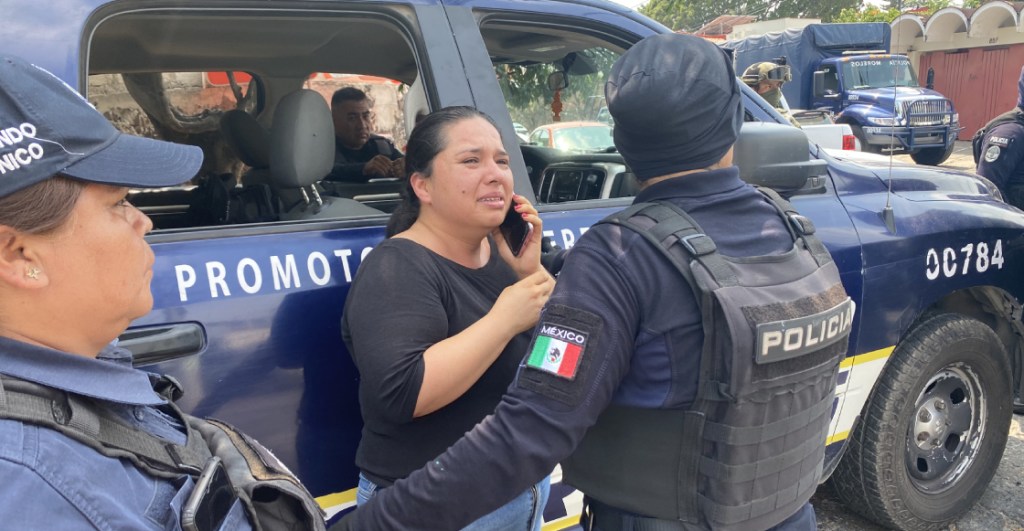 Porque México: Policías de Morelos golpean a reportera de Aristegui Noticias