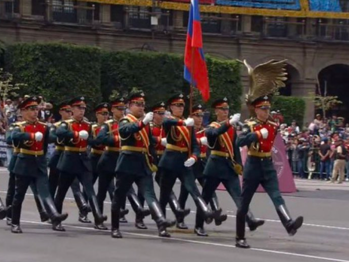 Embajadora de Ucrania reclama por Rusia en el desfile de México