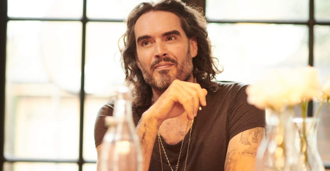 Russell Brand pide donaciones de sus fans luego de ser acusado de violación