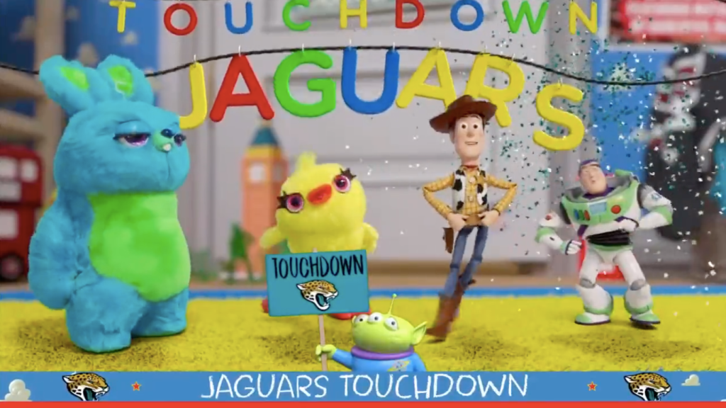 Así celebra Woody el primer Touch Down del juego entre Jaguars vs Falcons 