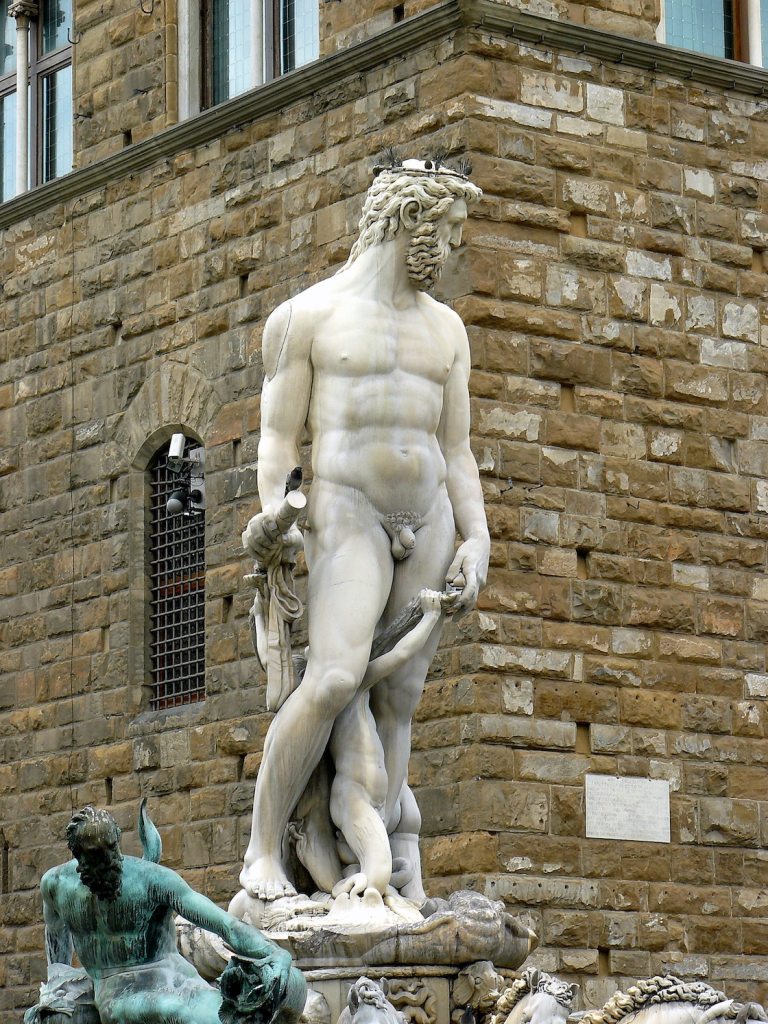 Turista dañó estatua de Neptuno del siglo XVI.