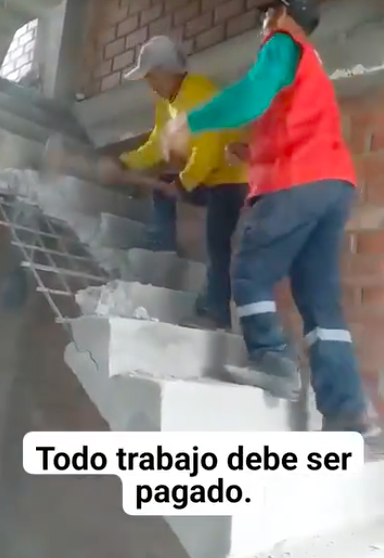 A la mala: Albañil destruye escaleras que construyó porque no le quisieron pagar