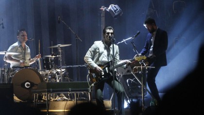 Así se veían los Arctic Monkeys en su primera visita a México (y así lucen actualmente)