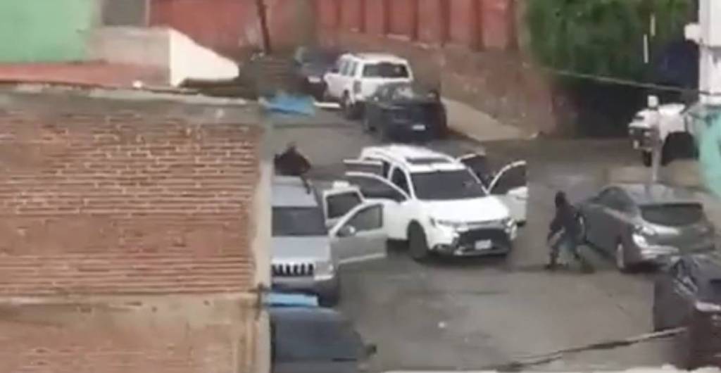 Atentado y balacera dejan civiles y policías muertos en Tacámbaro, Michoacán
