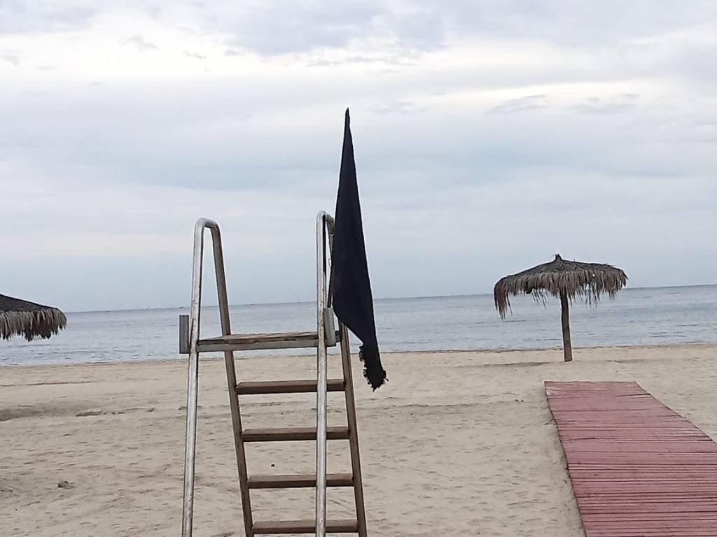 Bandera negra en playas de Baja California Sur ante la llegada del huracán Norma