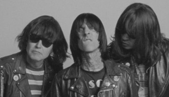 Blink-182 homenajea a los Ramones en el video de "DANCE WITH ME"