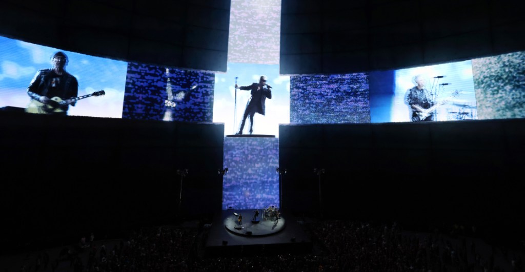 El tributo que U2 dio a las 260 personas asesinadas en un festival de música en Israel
