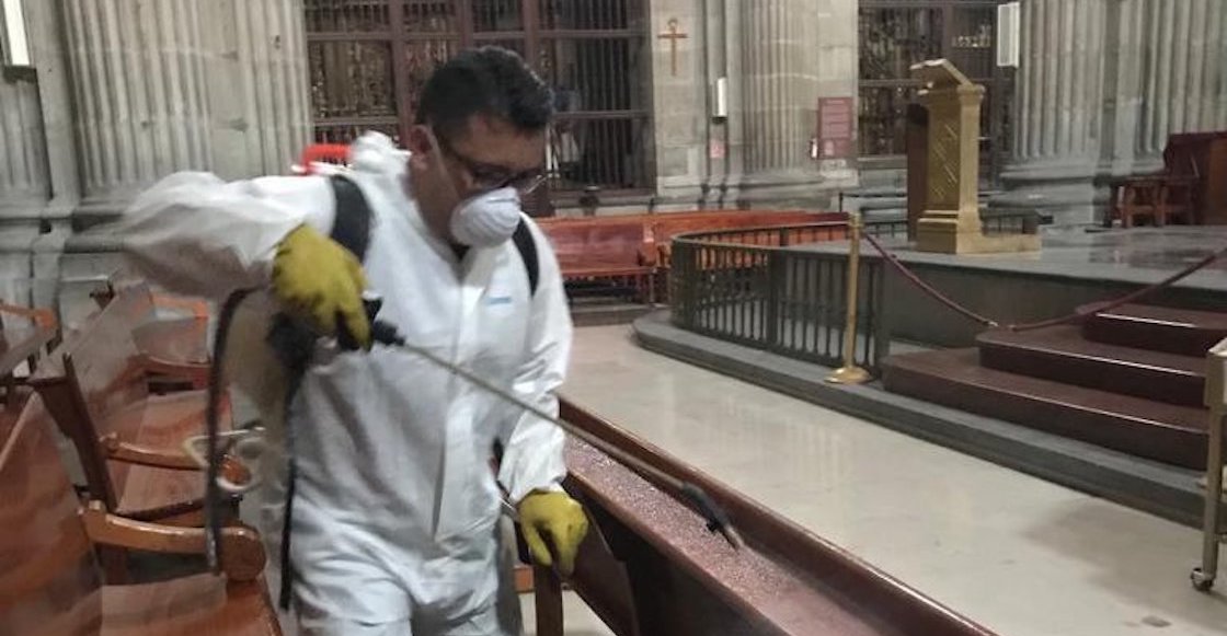 Fumigan la Catedral de la CDMX.