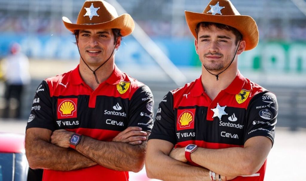 Carlos Sainz y Charles Leclerc, pilotos de Ferrari
