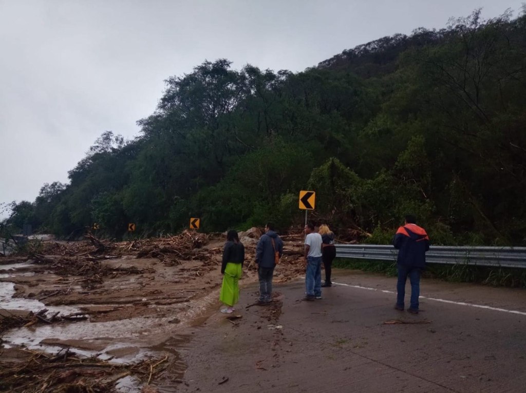 Acapulco quedó incomunicado: La Autopista del Sol está bloqueada tras huracán Otis