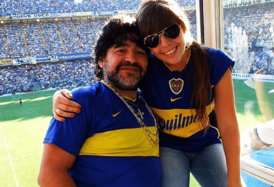 Diego Armando Maradona y Dalma en la cancha de Boca Juniors