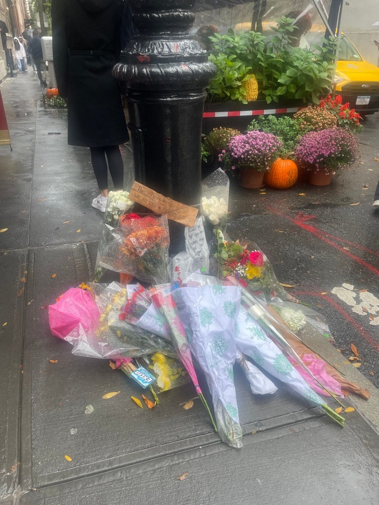 Ay mi corazón: Fans dejan flores a Matthew Perry afuera del departamento de 'Friends' en Nueva York