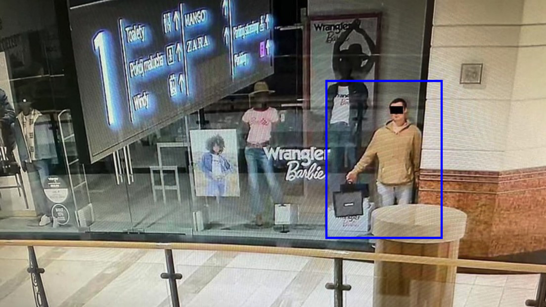 Un tipo fingió con éxito ser un maniquí para robar un centro comercial