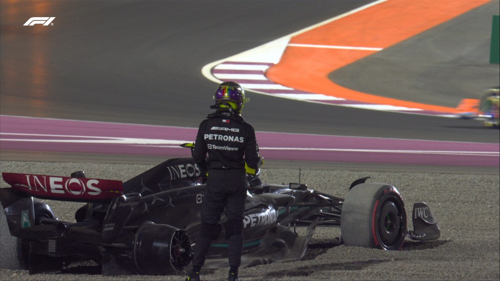 Lewis Hamilton abandonó el Gran Premio de Qatar tras un choque con George Russell