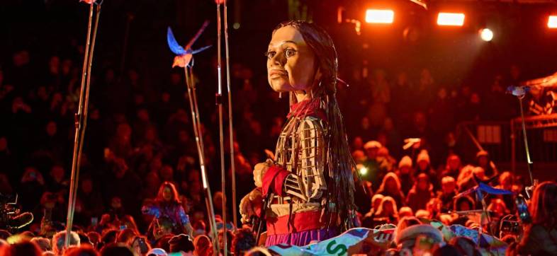 La Pequeña Amal, una marioneta gigante que representa niños refugiados, llega a México