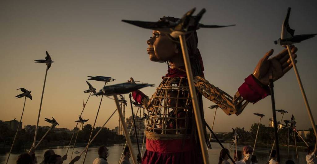 La Pequeña Amal, una marioneta gigante que representa niños refugiados, llega a México