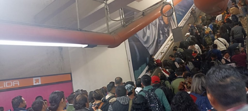 Las escaleras eléctricas de Metro Polanco se vencieron y hay varios heridos