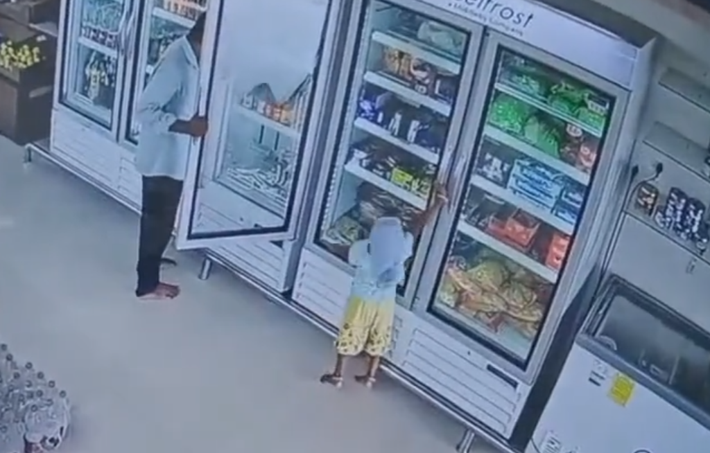 Niña murió electrocutada al abrir refrigerador de supermercado en India