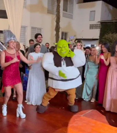 Como si esas cosas pasaran: Pareja se hace viral por su boda con temática de Shrek