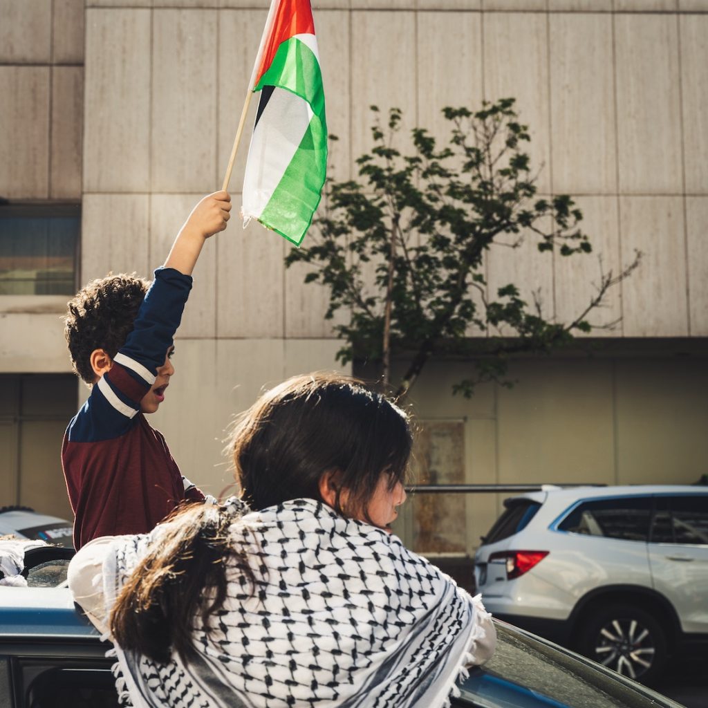 Prohiben ondear la bandera de Palestina.