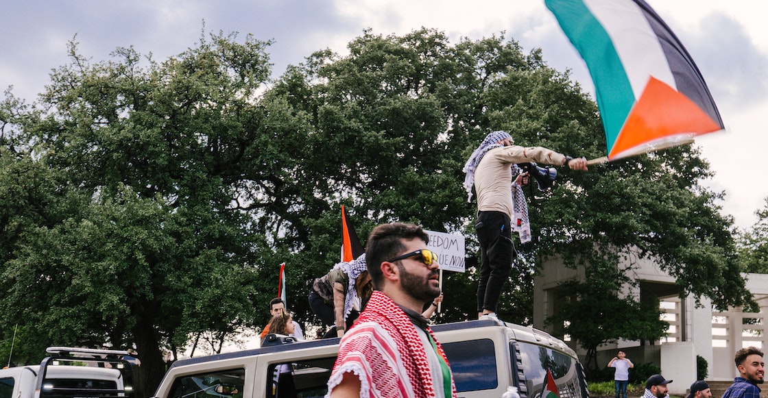 Prohiben ondear la bandera de Palestina.