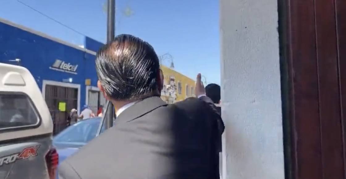 “Mantenido vividor”: Regidor en Puebla se pelea en plena entrevista