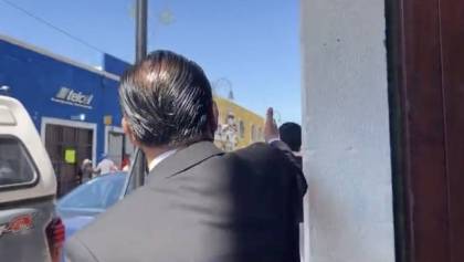 “Mantenido vividor”: Regidor en Puebla se pelea en plena entrevista