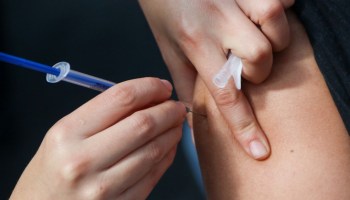 Trabajadores del IMSS denuncian que los obligan a aplicar vacunas caducadas contra COVID-19
