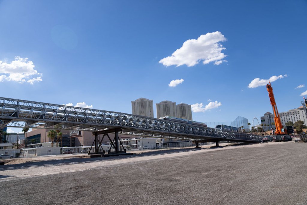 Puente temporal construido en Las Vegas para el Gran Premio de Formula 1